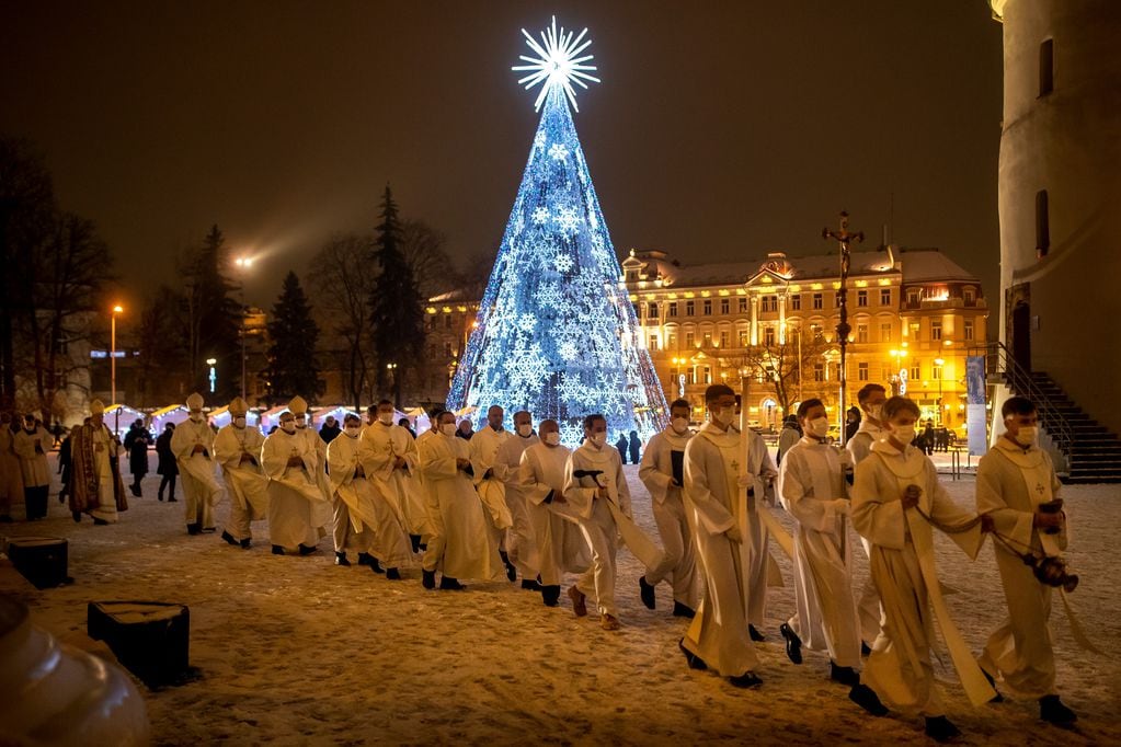 Sacerdotes y clérigos caminan en procesión para asistir a la celebración de Navidad Misa de medianoche en el Cathedral-Basilical en Vilnius, Lituania