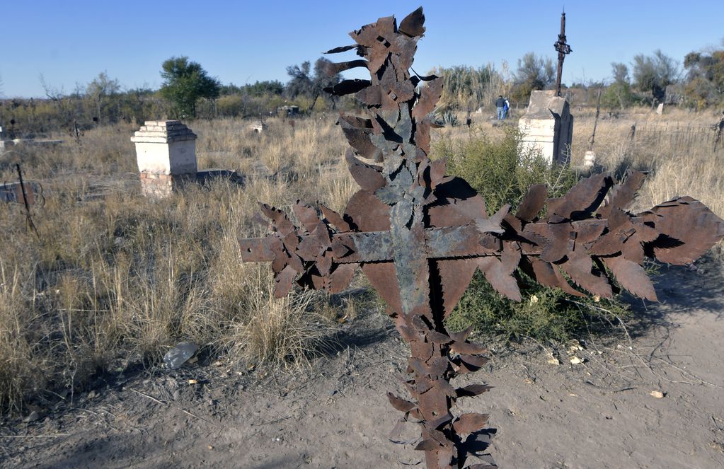 Algunas cruces oxidadas se mantienen de pie, como resistiendo el paso del tiempo. Foto: Orlando Pelichotti / Los Andes