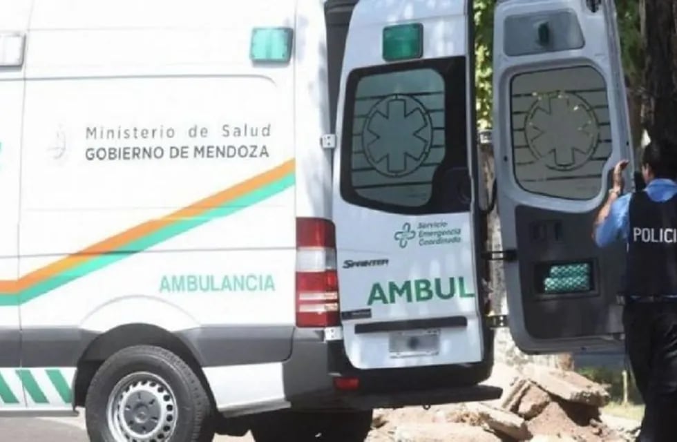 Un móvil policial y una ambulancia del Servicio de Emergencia Coordinado (SEC) se movilizaron hasta el lugar donde se encontraba el hombre, un quincho ubicado en la calle Laprida al 300 de Maipú.