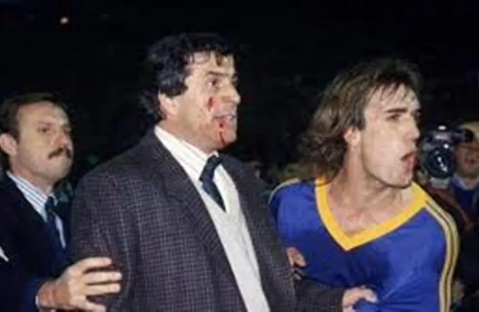 EL DT Oscar Tabarez y Gabriel Batistuta, en pleno escándalo tras el bochornoso Colo Colo-Boca en Chile. / archivo