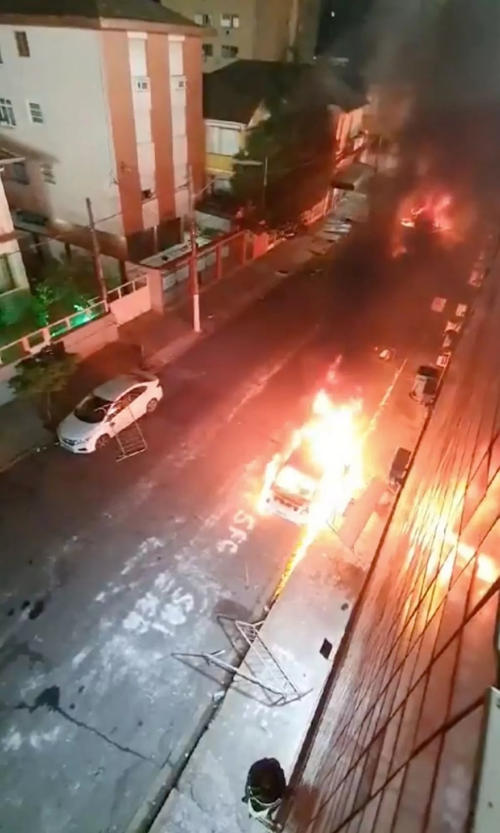 Hinchas brasileños quemaron autos en las calles alrededor del estadio