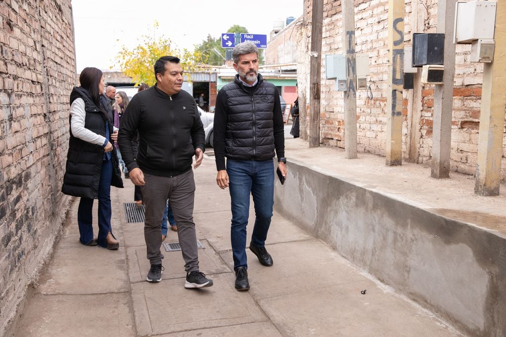 Ulpiano Suarez visitó los trabajos realizados en el Pasaje Los Lirios. Foto: Prensa Ciudad de Mendoza