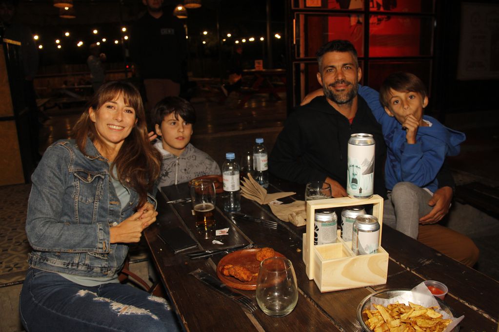 Lucas Ruiz junto a su familia