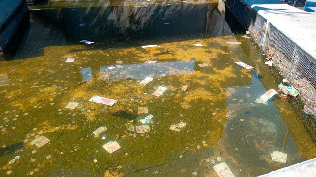 La fuente del Cucú en Carlos Paz es un gran atractivo para turistas que ahora arrojan billetes, para pedir los deseos.