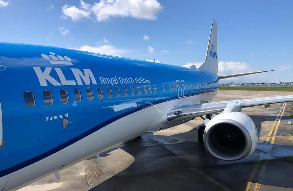 La persona falleció al caer sobre el motor en funcionamiento de un avión operado por KLM.