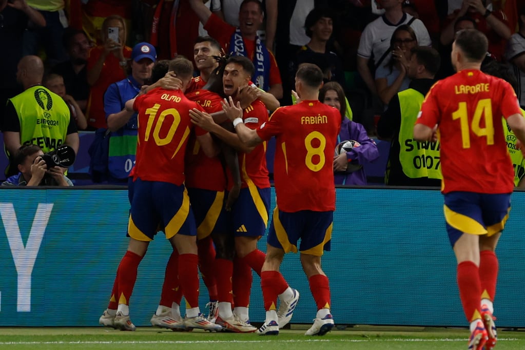 BERLÍN, 14/07/2024.- Los jugadores de la selección española celebran el gol marcado por Nico Williams para poner el 1-0 a favor del combinado español durante el encuentro correspondiente a la final de la Eurocopa que disputan hoy Domingo España e Inglaterra en el Estadio Olímpico de Berlín. EFE /J.J. Guillén