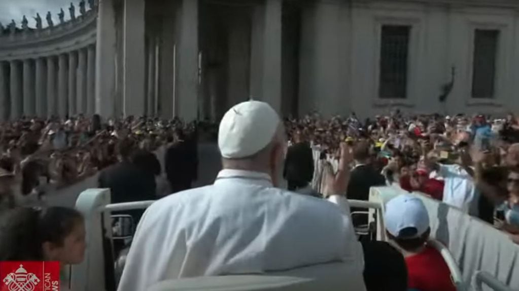 El Papa Francisco llegando a la audiencia pública en la plaza de San Pedro de hoy.
