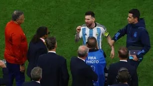 El picante cruce entre Messi y Van Gaal