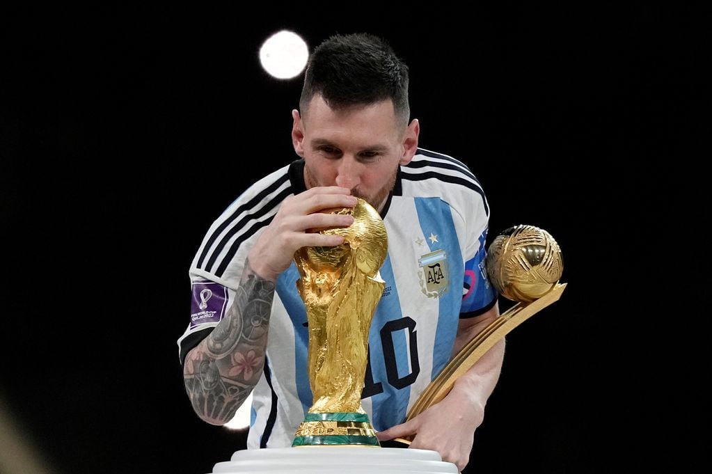 Lionel Messi conquistó la Copa del Mundo en Qatar 2022 y lo festejará ante multitudes en Argentina. (AP)