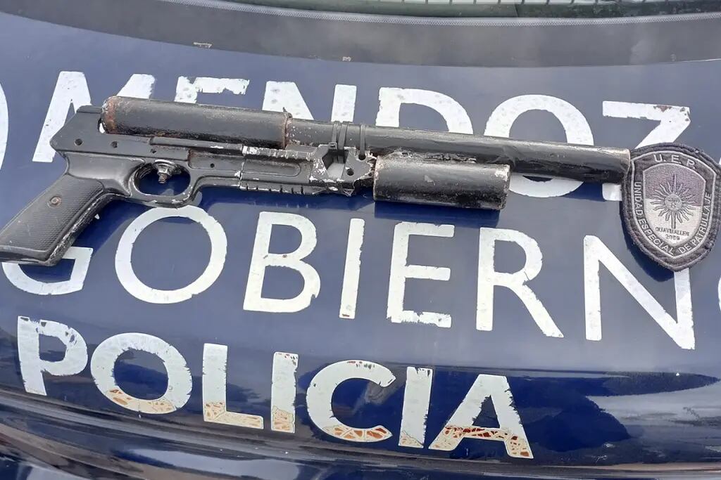 Cayeron tres adolescentes con un sofisticado subfusil “tumbero” en Guaymallén. | Foto: Ministerio de Seguridad y Justicia