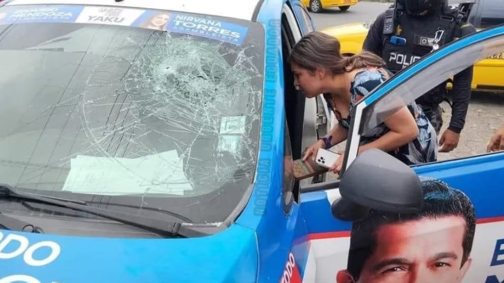El estado del vehículo de Estefany Puente tras el ataque. Foto: Twitter