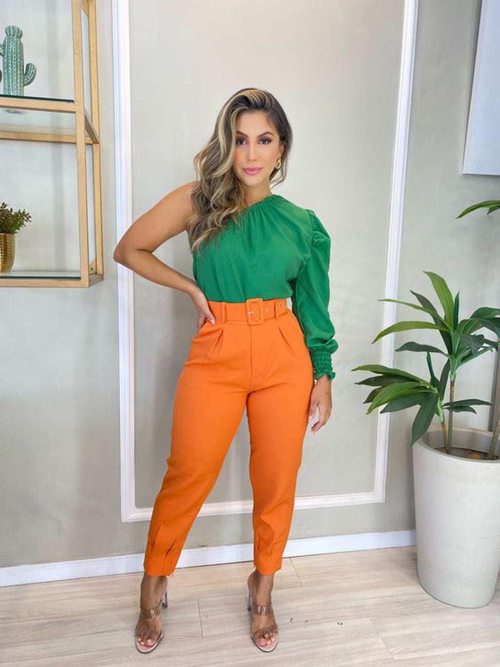 outfit con pantalón naranja