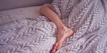 Una experta en sueño explicó por qué sacar un pie de la cama