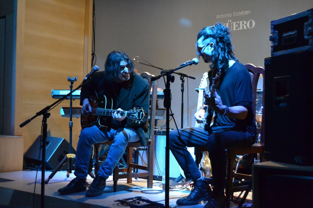 El músico toca junto a su hijo Juan, con quien está grabando su próximo disco.