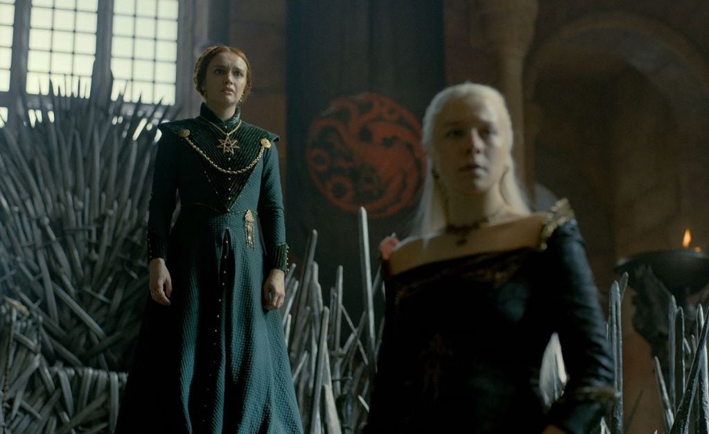 Alicent Hightower (Olivia Cooke) y Rhaenyra Targaryen (Emma D'Arcy) en La casa del dragón (HBO)
