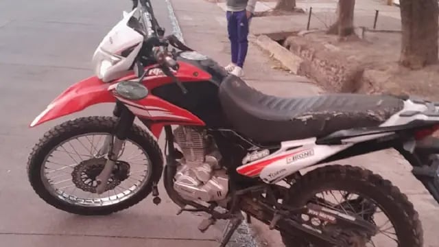 Lo capturaron cuando empujaba la moto que había robado minutos antes en Godoy Cruz. | Foto: Ministerio de Seguridad y Justicia