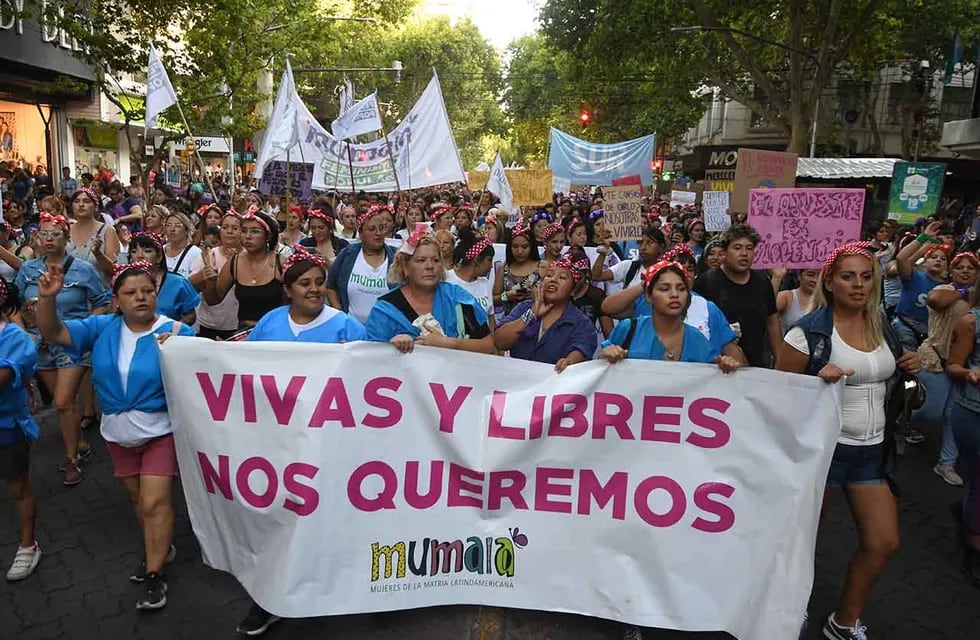Agrupaciones feministas y políticas llenaron las calles de la Ciudad de Mendoza para alzar su voz en el Día Internacional de la Mujer. - Foto: José Gutierrez / Los Andes