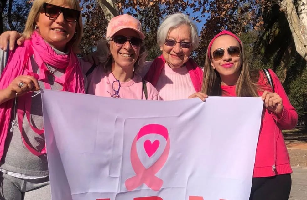 Parte del grupo de mujeres mendocinas que concientizan sobre el cáncer de mama.