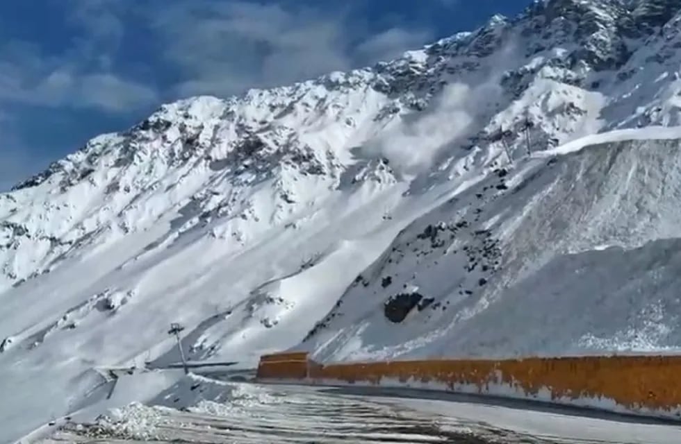 Inédito control de avalanchas en la ruta chilena que une a Argentina por el paso Cristo Redentor (Captura de video)
