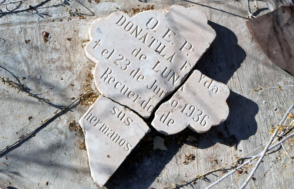 Muy pocos nombres en las lápidas, acompañan a esa olvidada soledad. Foto: Orlando Pelichotti / Los Andes