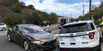 Tesla Choca con dos patrulleros de la policía