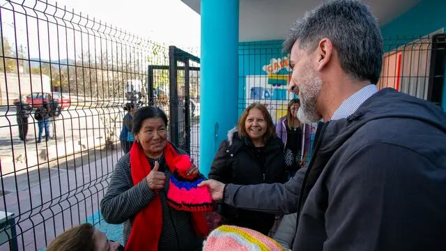 El intendente Ulpiano Suarez entregó abrigos confeccionados por las “Tejedoras Solidarias”
