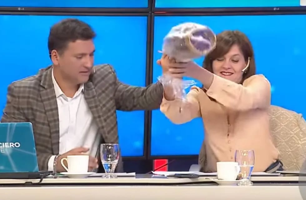 Daniela Galván y Mario Urzúa rompieron un huevo de Pascua en Noticiero 9 y así les fue
