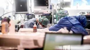 Médicos asisten a un paciente en un hospital de Brescia, Italia (AP):