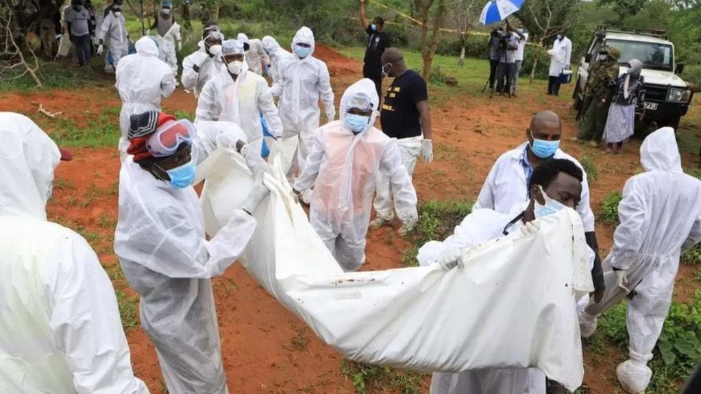 Exhuman 21 cuerpos durante una investigación sobre una secta en Kenia. Foto: BBC.
