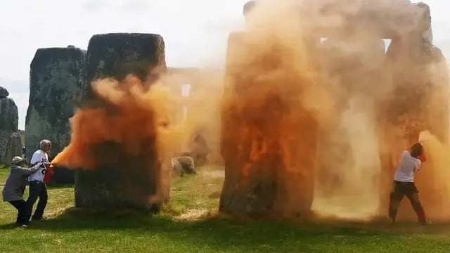 Activistas detenidos por vandalizar el monumento de Stonehenge