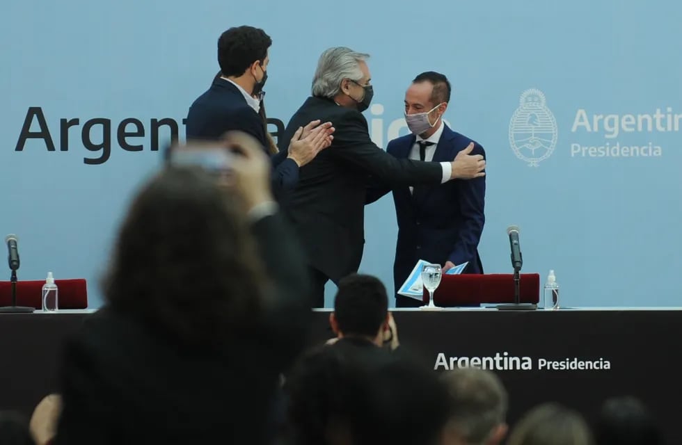 Gero Caro, quien ejerce la medicina en Mendoza, recibe su DNI "no binario" de manos del presidente Alberto Fernández.