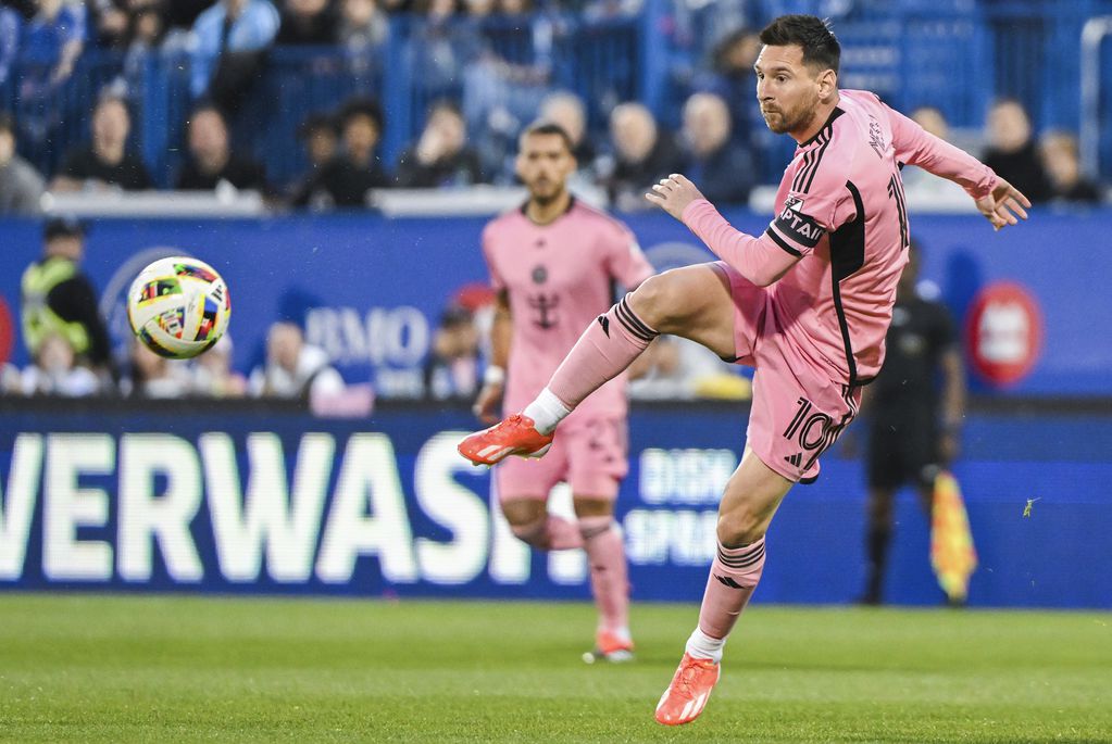 El argentino Lionel Messi, del Inter Miami, remata en el partido de la MLS disputado el sábado 11 de mayo de 2024, ante Montreal (Graham Hughes/The Canadian Press via AP)