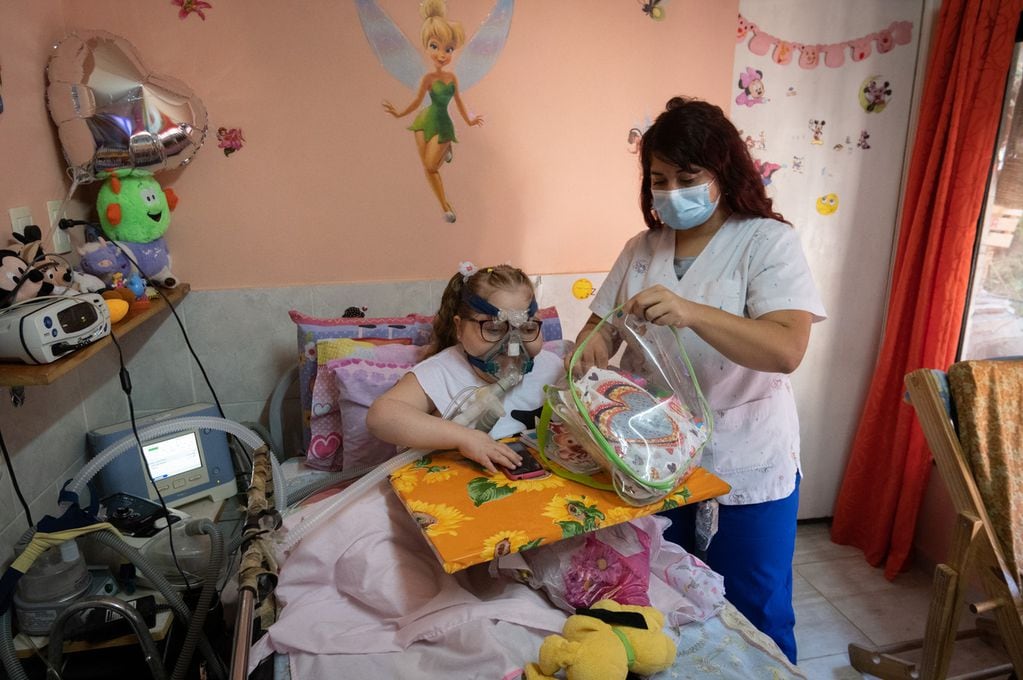 Alma, la nena mendocina con una enfermedad que se da en “una de cada un millón de personas” y no deja de lucharla. Foto: Ignacio Blanco / Los Andes 