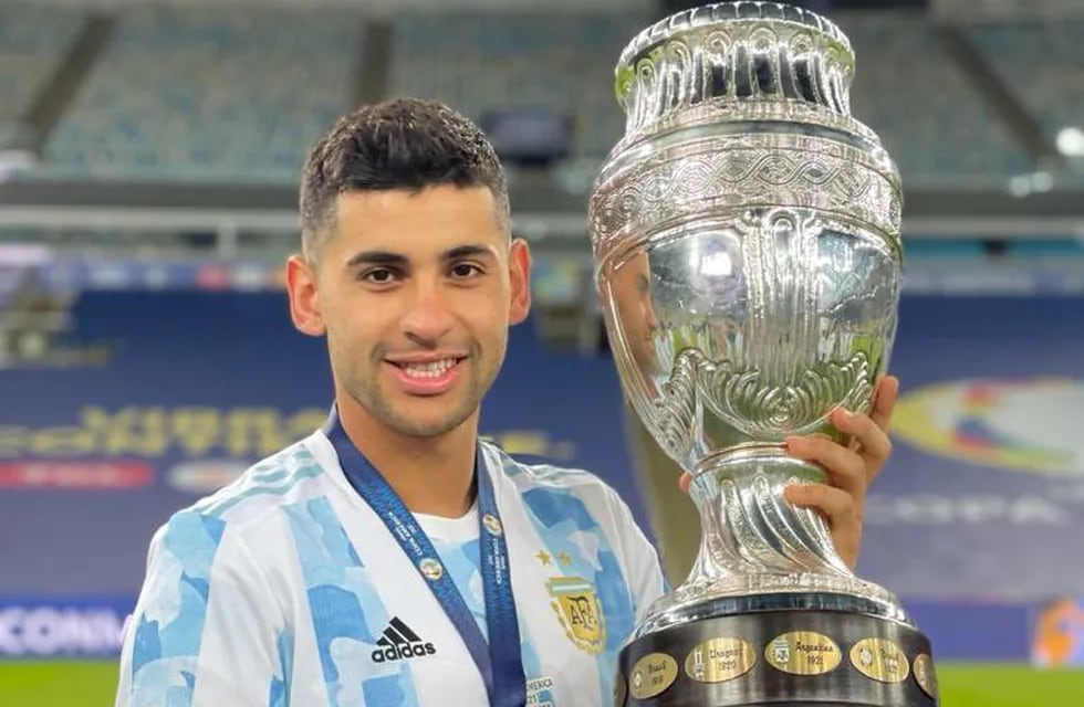 El defensor cordobés Cristian "Cuti" Romero con la Copa América. Tiene solo 23 años. / Instagram