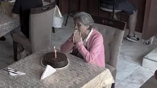 Abuela festeja su cumpleaños sola