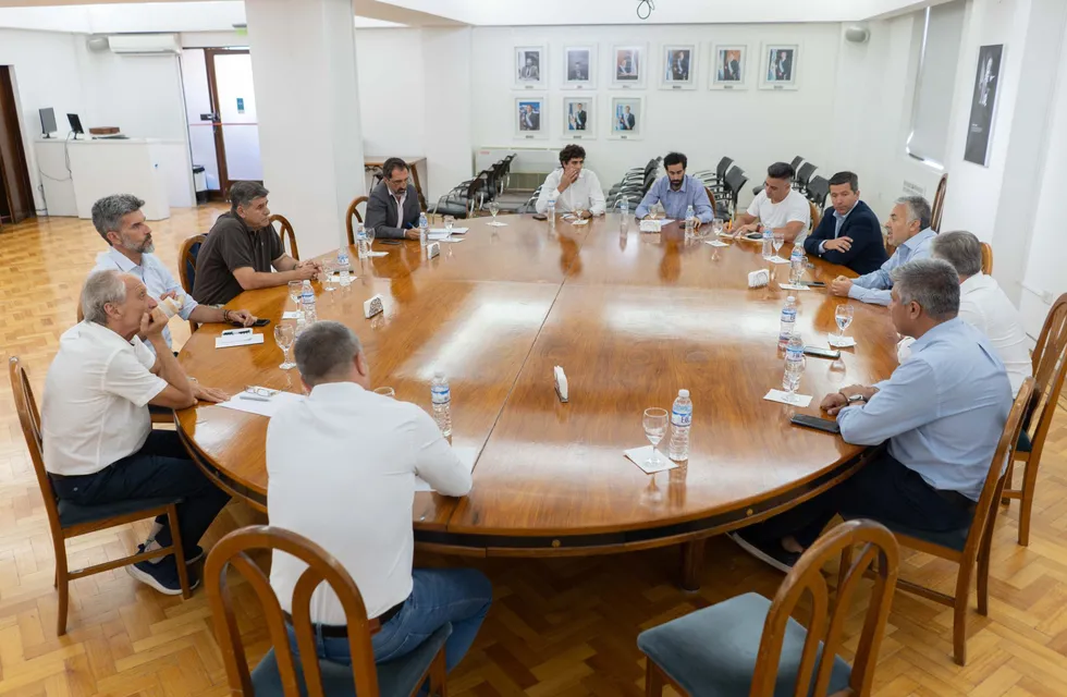 El gobernador Alfredo Cornejo y los intendentes en la Casa de Gobierno. Foto: Archivo/Prensa Mendoza.