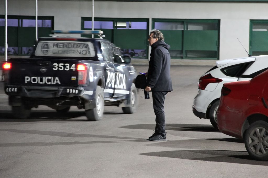 Los rugbiers franceses llegaron a Mendoza, trasladados por la policía. En la foto, Rafael Cúneo Libarona, abogado de los acusados.