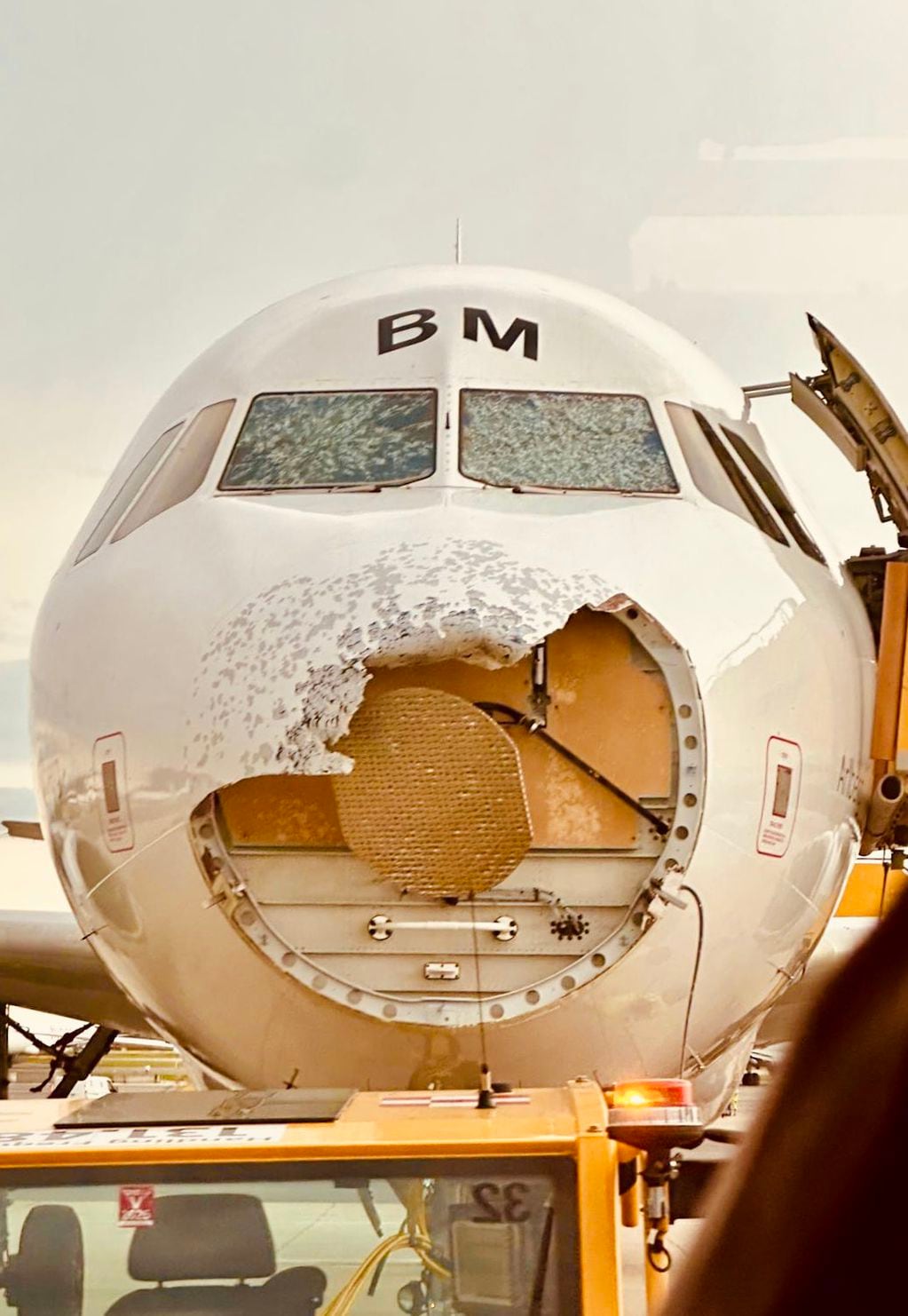 Un avión terminó con la trompa destruida luego de atravesar una tormenta en Italia. X