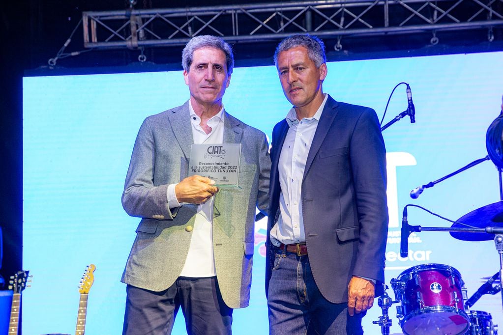 Carlos Dávila entrega reconocimiento a la sustentabilidad a Frigorífico Tunuyán.