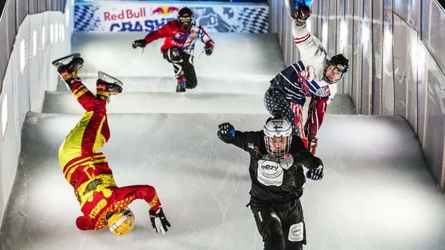 Cuatro participantes descienden a toda velocidad en una pista de hielo alcanzando grandes velocidades. Video.