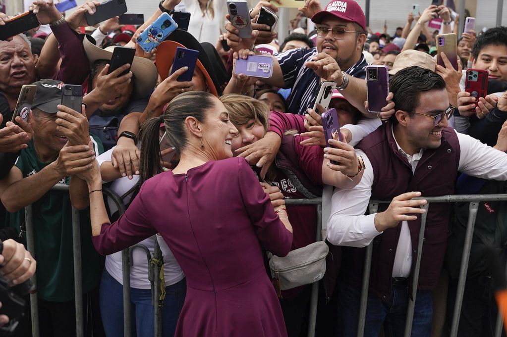 La candidata presidencia Claudia Sheinbaum saluda a sus seguidores a su llegar al acto inaugural de campaña en la plaza del Zócalo en Ciudad de México, el viernes 1 de marzo de 2024. (AP Foto/Áurea de Rosario)