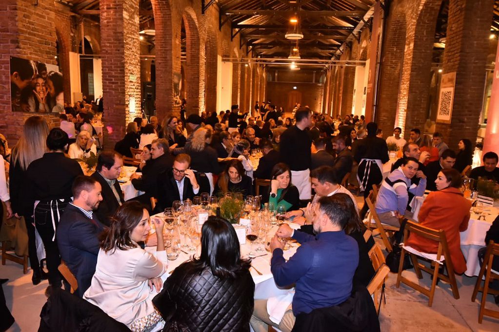 El sector empresarial y entidades mendocinas se reunieron en el Espacio Arizu, en donde tuvo lugar la cena solidaria a beneficio del Banco de Alimentos Mendoza