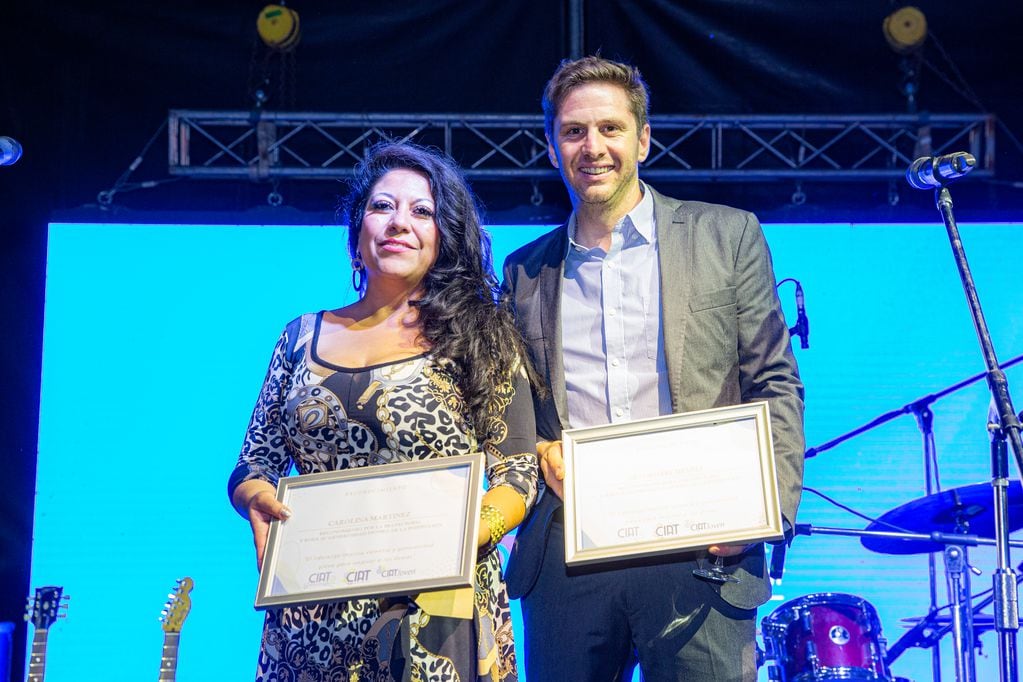 Reconocimiento a Carolina Martínez, actual presidenta de la FEM Joven, y a Arturo Pechemiel, actual miembro de la Comisión de la CIAT.