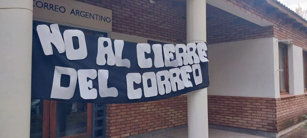 Vecinos se manifestaron contra el cierre de la sucursal de Correo Argentino en la Villa San Carlos. Foto: gentileza Cuco Digital