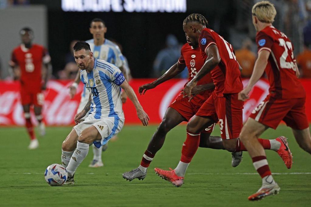 Lionel Messi en acción contra Canadá durante el partido de semifinales de la CONMEBOL Copa América 2024 / Foto: EFE  /EPA / CJ GUNTHER