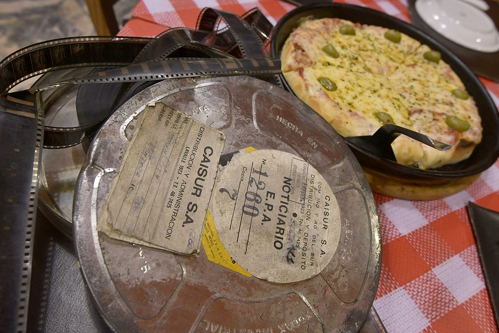 Una antigua lata con una cinta se mezcla con la gastronomía en Lavalle 57. | Foto: Orlando Pelichotti / Los Andes