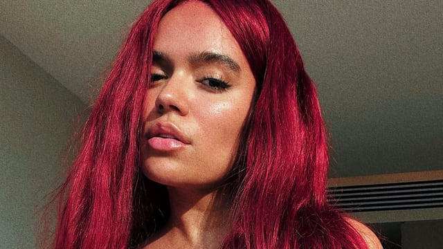 Karol G Posó Al Descubierto Y Se Tapó únicamente Con Su Pelo Rojo Fuego “ay Que Rico” Da La Nota 