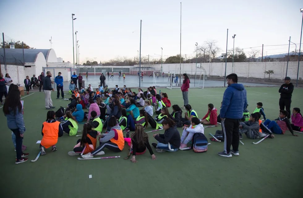 Más de 200 chicos participaron del encuentro de “Hockey Social” en la Ciudad
