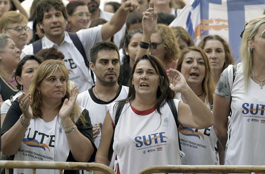 El Sute en una manifestación. La Secretaria General del gremio, Carina Sedano, en primera fila. Foto: Orlando Pelichotti
