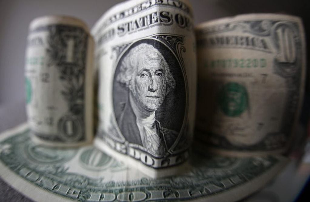 El dólar oficial en los bancos, con impuestos incluidos, ronda los $198,67